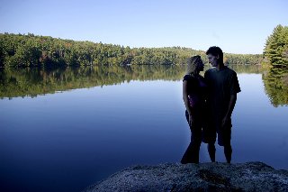 innamorati che si guardano negli occhi al lago